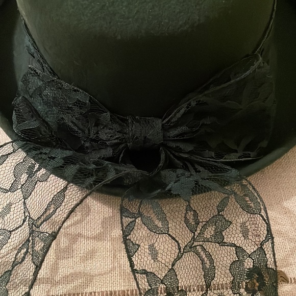 Wool hat with lace bow. - Picture 5 of 5